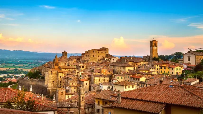 I villaggi in Italia attirano le case per gli euro.  Ci sono molte stazioni sciistiche nelle vicinanze